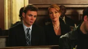 Debra Connor (Jane Seymour) und ihr Sohn Aidan (Patrick Flueger) sind Zeugen im Mordfall an einem 16-jährigen Mädchen.