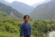 Tshering lebt in einem Tal des Himalaya-Gebirges. Ihre Schule ist weit von ihrem Heimatdorf entfernt.