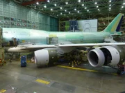Zwei der neuen GEnx-Motoren des 747-8 Intercontinental. Die Motoren wurden von General Electric entwickelt. Die Titankanten und Verbundwerkstoffe reduzieren das Motorgewicht und die Wärmeausdehnung im Betrieb.