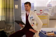 Luke Mitchell als Dr. Mitch Ripley