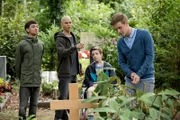 V.l.:  Als Toni (Ivo Kortlang), Leo (Tim Olvier Schultz) und Hugo (Nick Julius Schuck) auf dem Friedhof sind, taucht ihr verstorbener Freund Alex (Timur Bartels) plötzlich auf.