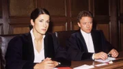 Staatsanwältin Sturm (Mariella Ahrens) und Oberstaatsanwalt Kampen (Axel Pape) hören sich vor Gericht die Ausführungen der Verteidigung an.