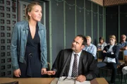 Nora (Tanja Wedhorn) und ihr Anwalt (Tom Keune) erleben vor Gericht eine böse Überraschung.