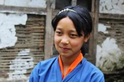 Tshering lebt in einem abgelegenen Dorf im Himalaya-Gebirge und möchte gerne Ärztin werden.
