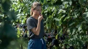 Laura DeCanin (Antonia Moretti) prüft den Säuregehalt der Weintrauben. Bald kann geerntet werden.