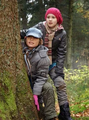 Mit Bauernsohn Jonas Grieshaber (Fynn Henkel, unten) lernt Greta Hansen (Enya Elstner) Natur und Tiere im Schwarzwald kennen. Doch die Kinder geraten in eine gefährliche Situation.