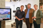 Die Rosenheimer Mordkommission, Polizist Mohr (Max Müller) und die Kommissare Stadler (Dieter Fischer) und Bach (Patrick Kalupa), ermittelt im Studio eines lokalen Fernsehsenders.
