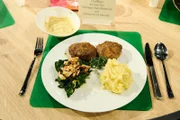 Leibgericht: Frikadellen mit Senf-Dip, Parmesan-Kartoffelstampf und Blattspinat mit Mandeln von Maren Höfle