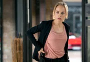 Julia Klug (Friederike Kempter) hat einen Verdacht, vorsichtig schleicht sie durch das Autohaus von Horst Kopke.