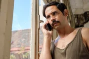 Aljosa Tomic (Dennis Cubic) telefoniert mit seiner Schwester in Bulgarien.