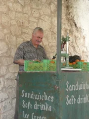 Ein Mann verkauft frisch gepressten Orangensaft in Jerusalem, Israel.