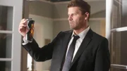 Booth (David Boreanaz) sucht gemeinsam mit Agent Mills in der Wohnung des Opfers nach Hinweisen auf den Mörder.