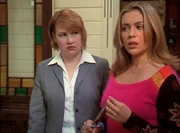 Phoebe (Alyssa Milano, r.) hat Zweifel daran, dass Natalie (Audrey Wasilewski, l.) ein würdiger Ersatz für Leo ist.
