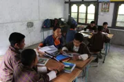 Tshering und ihre Mitschüler beim Unterricht