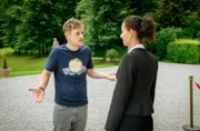 Vanessa (Jeannine Gaspár, r.) verschweigt Max (Stefan Hartmann, l.), dass sie den Grund für die abgesagte Hochzeit kennt.