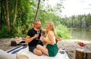 Erik (Sven Waasner, l.) und Yvonne (Tanja Lanäus, r.) haben ein romantisches Picknick geplant, doch etwas Unvorhergesehenes kommt dazwischen.