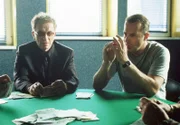 ARD DAS KONTO, 1. TEIL, Deutschland 2003, Regie Markus Imboden, am Freitag (19.10.12) um 01:20 Uhr im Ersten. Beim Pokern lernt Dr. Michael Mühlhausen (Heino Ferch, re.) den polnischen Mafioso Pawel Sikorsky (Hermann Beyer) kennen.