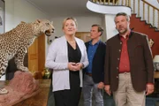 Haushälterin Annie Brunner (Karin Engelhard, l.) erzählt den Kommissaren Bach (Patrick Kalupa, M.) und Stadler (Dieter Fischer, r.) von der Jagdleidenschaft des Verstorbenen.