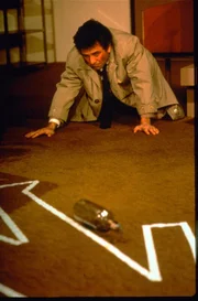 Columbo (Peter Falk) bei der Rekonstruktion eines Mordfalls.