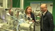 Die Geowissenschaftlerin Gesine Mollenhauer präsentiert Karsten Schwanke am Alfred-Wegener-Institut für Polar- und Meeresforschung (AWI) in Bremerhaven ein modernes Beschleuniger-Massenspektrometer, mit dem die Verteilung von Kohlenstoff-Isotopen gemessen werden kann.