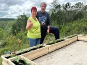 In Brasilien bepflanzt Bio-Obstbäuerin Ulrike mit Heiko ihre Blumenkästen und erfährt dabei, warum er sie unbedingt kennenlernen wollte. Die 57-Jährige fühlt sich geschmeichelt und eröffnet ihm, dass er der einzige Mann war, dessen Bewerbung sie angesprochen hat.   +++