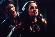 Faith (Eliza Dushku), die vor kurzem in Sunnydale aufgetaucht ist, entpuppt sich als Vampirjägerin.