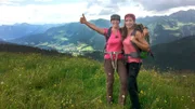 Moderatorin Tamina Kallert (r) mit Wanderführerin Daniela Schwendiger auf dem Weg zum berühmten Gottesackerplateau.