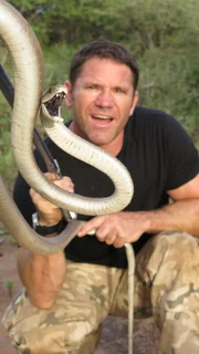 Auf der Suche nach den gefährlichsten Tieren der Welt reist Steve Backshall nach Südafrika.