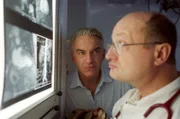 Gemeinsam mit Dr. Specht (Stefan Rutz, r.) geht Felix (Christoph M. Ohrt, l.) seinen Herzrhythmusstörungen auf den Grund ...