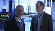 Der Meeresbiologe Claudio Richter (rechts) vom Alfred-Wegener-Institut für Polar- und Meeresforschung (AWI) in Bremerhaven interessiert sich in Zeiten des Klimawandels für die Anpassung der Korallen an wechselnde Umweltbedingungen. Links: Karsten Schwanke.