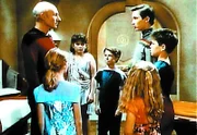 Captain Picard (Patrick Stewart, l.), Wesley (Wil Wheaton, 2.v.r.) und einige Kindern sind auf den Planeten Aldea entführt worden.