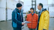 Hakim (Mads Albatros, Mitte) begleitet seinen Vater Esat (Haytham Hmeidan) zum ersten Arbeitstag in der Reinigungsfirma und trifft dabei auf den Chef (Christoph Tomanek).