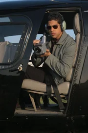 Eric Delko (Adam Rodriguez) sucht mit Hilfe einer Wärmebildkamera aus einem Helikopter eine Stelle, an der die Leiche des Fabrikanten Ted Henderson vergraben sein könnte.