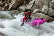 Bernhard Steidl fährt Kajak auf dem Fluss Travo