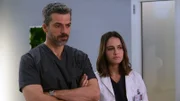 DOC – Es liegt in deinen Händen Staffel 2 Folge 11 Nachdenkliche Kollegen: Luca Argentero als Dr. Andrea Fanti, Matilde Gioli als Dr. Giulia Giordano   Copyright: SRF/SONY Pictures