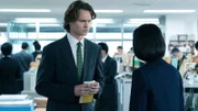 Jake (Ansel Elgort) bekommt von seiner strengen Vorgesetzten Emi Maruyama (Rinko Kikuchi) Anweisungen, wie er sich zu verhalten hat.