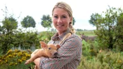 Gastgeberin Theresa Coßmann (28 J.) ist Agrarwirtin und kümmert sich um die Aufzucht der Schweine.