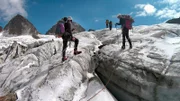 Bergsteigergruppe auf dem Marsch über den Ochsentaler Gletscher auf den Piz Buin.