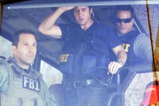 Als das SWAT-Team den Bus stürmt, stellt sich dieser zum Entsetzen des FBI als leer heraus. Don (Rob Morrow, M), Colby (Dylan Bruno, r.) und Tim (Chris Bruno, l.) sind aufs Kreuz gelegt worden ...