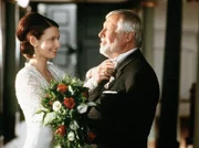 Der Gutsbesitzer Jon Kamphoven (Dietmar Schönherr) ist glücklich darüber, dass seine Enkelin Christine (Annett Renneberg) heiratet.