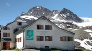 Blick auf die Wiesbadener Hütte am Piz Buin.