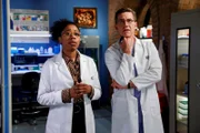 l-r: Diona Reasonover als Forensic Scientist Kasie Hines und Brian Dietzen als Jimmy Palmer.