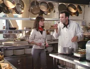 Restaurantchef Morris (Dorian Gregory, r.) führt Piper (Holly Marie Combs, l.) in die Kunst der Haute Cuisine ein ...