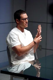 Der als Gig Harbour Killer zum Tode verurteilte und inhaftierte Jared Briscoe (Mark-Paul Gosselaar) wird von D.B. Russell verhört.