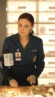 Brennan (Emily Deschanel) muss sich über zwei Leichen, die exakt dieselben Verletzungen aufweisen, den Kopf zerbrechen.