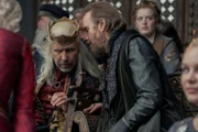 l-r: König Viserys I. Targaryen (Paddy Considine), Otto Hohenturm (Rhys Ifans)