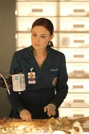 Brennan (Emily Deschanel) muss sich über zwei Leichen, die exakt dieselben Verletzungen aufweisen, den Kopf zerbrechen.  +++