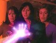 Piper (Holly Marie Combs, l.), Prue (Shannen Doherty, M.) und Phoebe (Alyssa Milano, r.) müssen all ihre Kräfte zusammennehmen, um sich gegen die böse Macht zu wehren ...