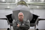 Alan Norman vor einem Kampfjet F35