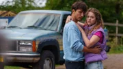 Kate (Laura Skjoldborg) kann nicht glauben, dass Eric, dessen Pferd sie beim Derby reiten soll, tot ist. Ihr Ehemann Michael (Stanley Bakar) tröstet sie.